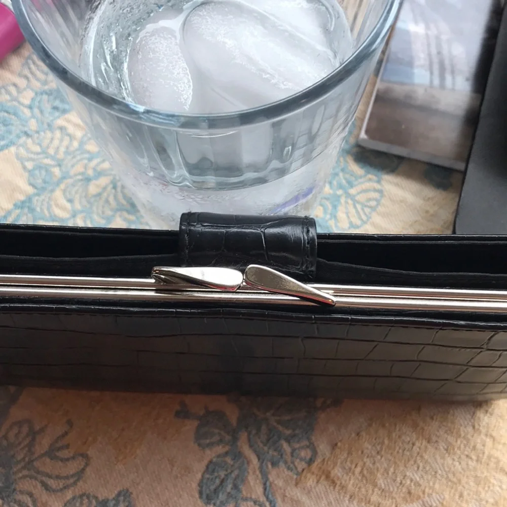 Snap clutch wallet by mundo black NWT vegan alligator